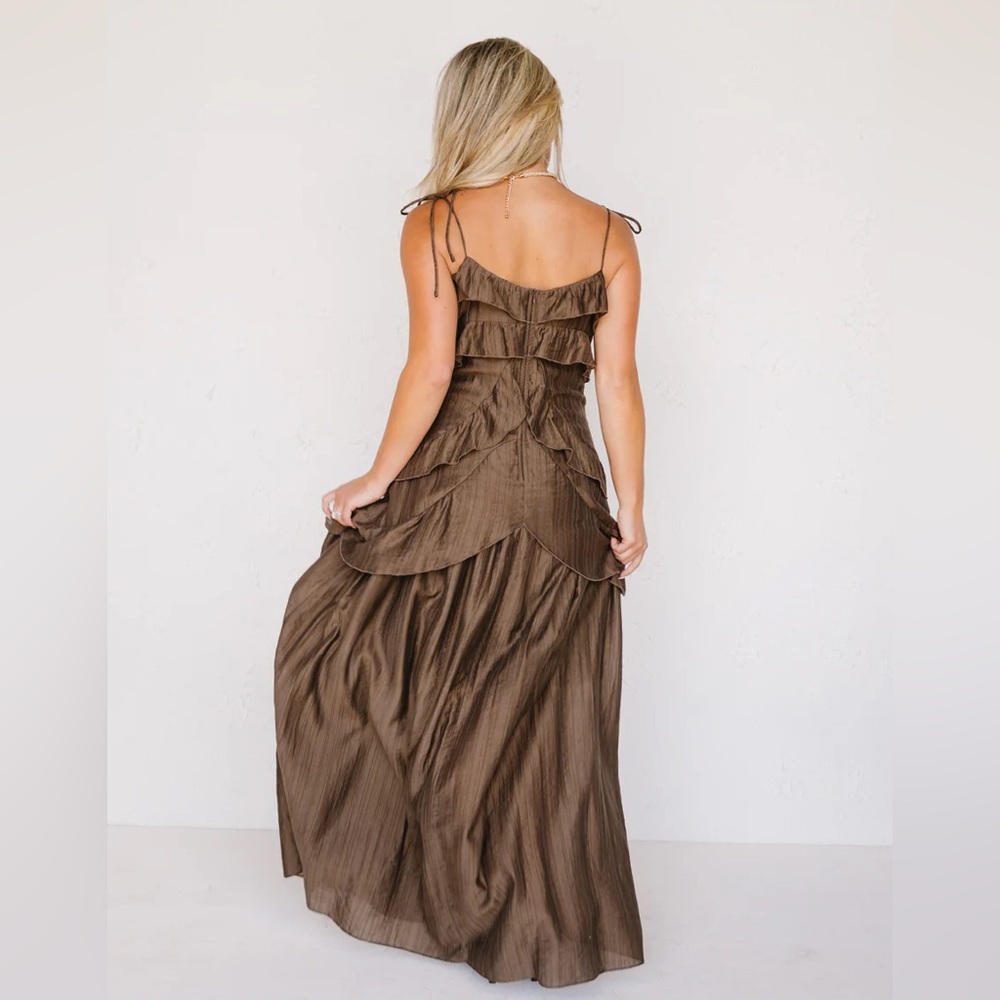Elegant Brown Tiered Maxi Vada Dress - Picture 4 of 6